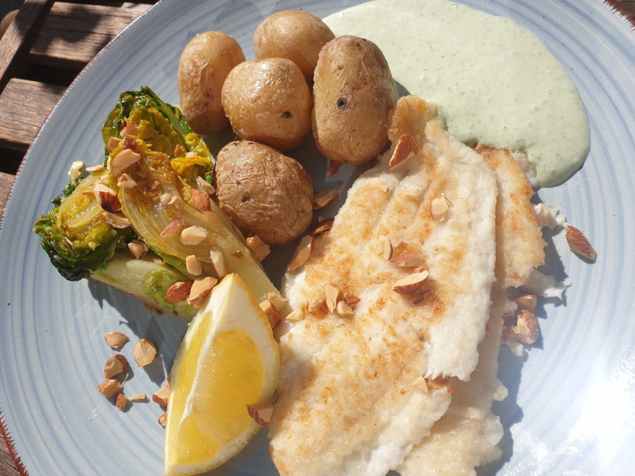 Ein Bild vom Rezept Scholle mit Sauerampferdip und Kartoffeln