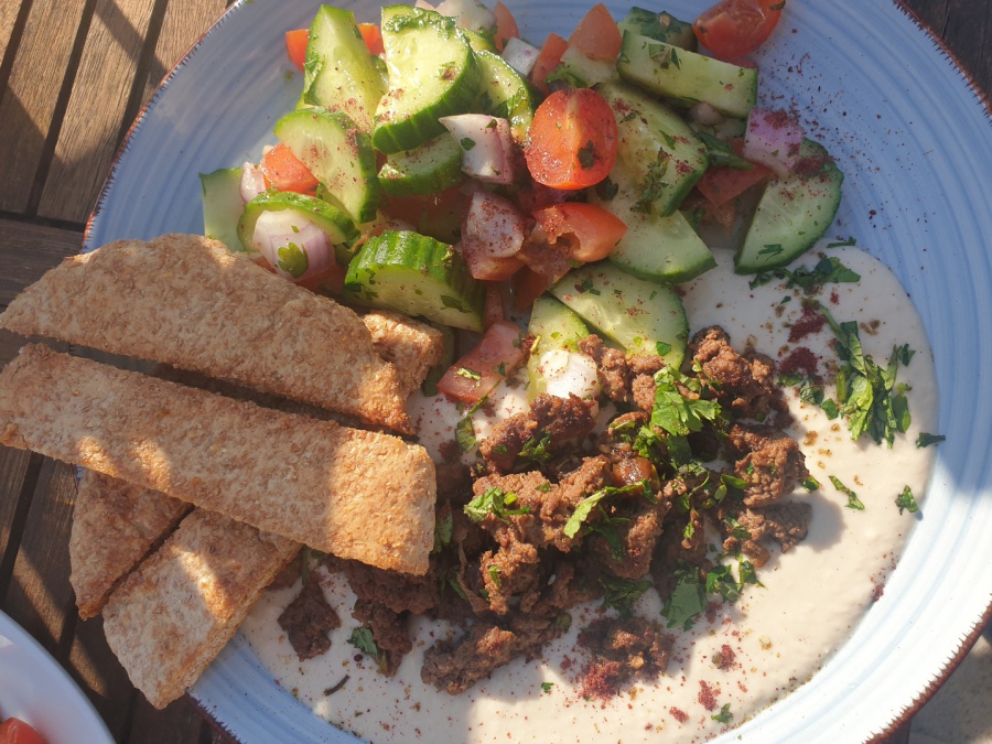 Ein Bild vom Rezept Orientalisches Rinderhack auf Bohnen Hummus mit Pitabrot und Tomaten-Gurken-Salat