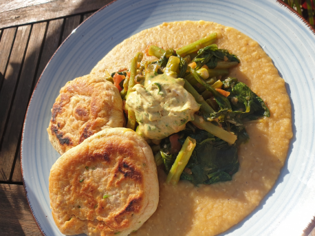 Ein Bild vom Rezept Rote-Linsen-Dal mit Selbstgemachtem Brot, Spinatgemüse und grünen Bohnen