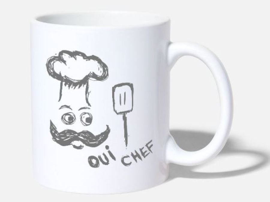 Weiße Tasse mit einem Bild von einem Koch und der Schrift Oui Chef