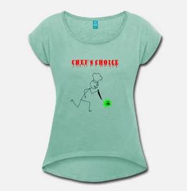 Frauen T-Shirt mit gerollten Ärmeln mit einem Bild von einem Koch der das Coronavirus mit einem Messer jagt mit dem Spruch Chef's Choice