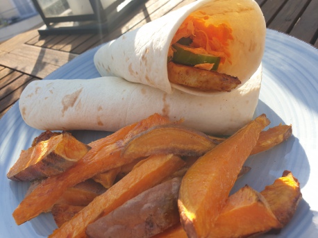 Ein Bild vom Rezept Wraps mit Teriyaki-Hähnchen mit Gemüse dazu Süßkartoffelpommes