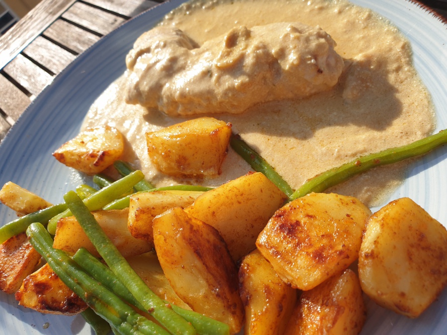 Ein Bild von dem Rezept Hähnchenbrust mit Knoblauchsauce und warmen Kartoffel-Bohnen-Salat