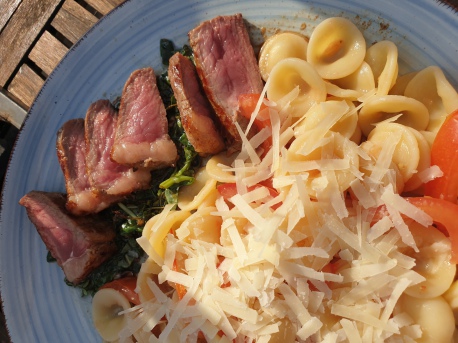 Ein Bild von dem Rezept Rindersteak mit Kräuteröl und Orecchiette